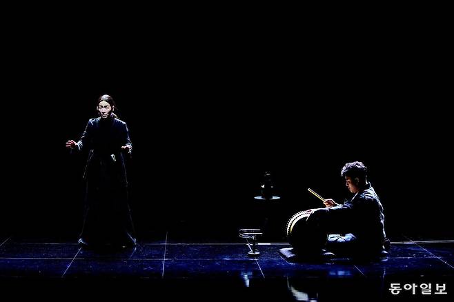 소리꾼 이자람이 올 4월 초연한 창작 판소리 ‘눈, 눈, 눈’ 무대에 오르고 있다. 2019년 ‘노인과 바다’ 이후 6년 만의 신작으로, 다음 달 ‘서울아트마켓’에서 다시 선보인다. 그는 판소리의 매력에 대해 “사람에 대한 연민이 깊다”고 표현했다. LG아트센터·Studio AL 제공