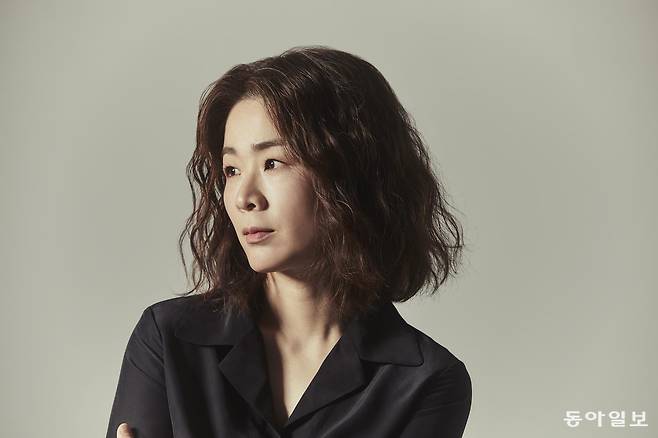 톨스토이의 소설 ‘주인과 하인’을 원작으로 한 창작 판소리 ‘눈, 눈, 눈’을 만든 소리꾼 이자람. 창작 판소리에 이어 배우, 가수 등 다양한 정체성을 보여주는 그는 “집구석을 좋아하기 때문에 술자리에서 쓰지 못하는 재능을 예술에 전부 쓰는 것 같다”고 했다. 완성플레이그라운드 제공