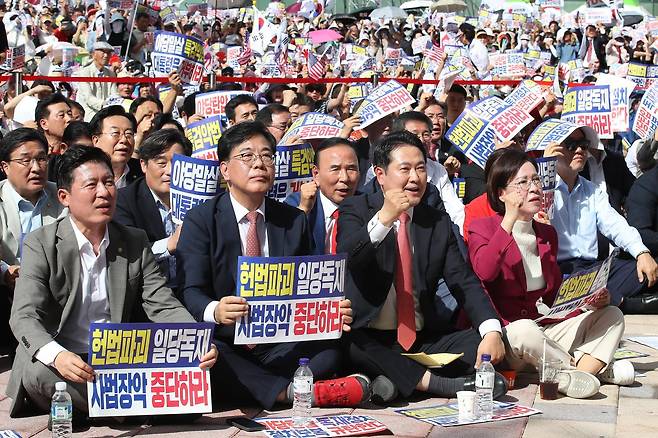 장동혁 대표와 송언석 원내대표를 비롯한 국민의힘 관계자들이 21일 오후 대구 동구 동대구역 광장에서 열린 야당탄압·독재정치 국민 규탄대회에 참석해 구호를 외치고 있다. 2025.9.21 (대구=뉴스1)