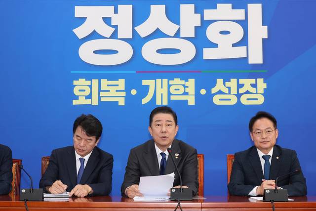 더불어민주당 김병기 원내대표가 21일 서울 여의도 국회에서 취임 100일 기자간담회를 하고 있다. 연합뉴스