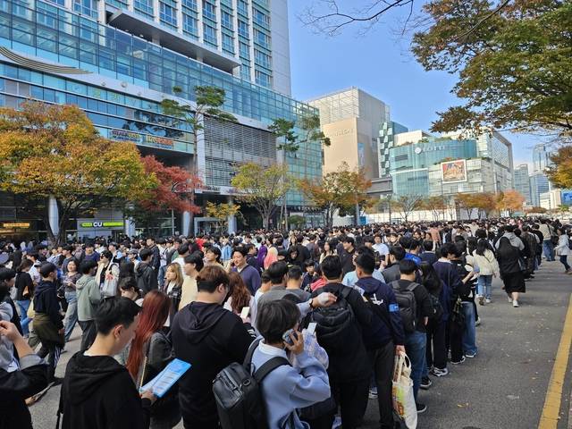 지난해 부산 벡스코에서 열린 ‘지스타 2024’ 대기줄. 김영욱 기자