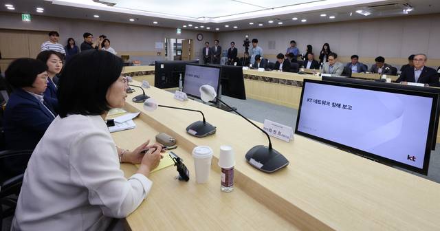 최민희 위원장 등 국회 과학기술정보방송통신위원회 더불어민주당·조국혁신당 의원들이 19일 대규모 해킹피해 관련 서울 서초구 한국통신연구개발본부를 방문, 현장조사를 하고 있다.  연합뉴스