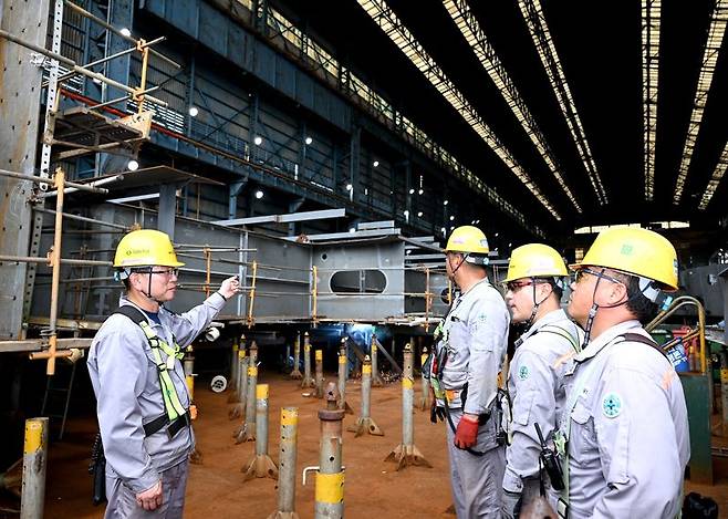 지용관 HJ중공업 생산본부 상무(왼쪽)가 18일 부산시 영도구 소재 HJ중공업 영도조선소에서 설명을 하고 있다. HJ중공업 제공