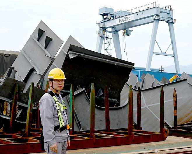 지용관 HJ중공업 생산본부 상무가 18일 부산시 영도구 소재 HJ중공업 영도조선소에서 포즈를 취하고 있다. HJ중공업 제공