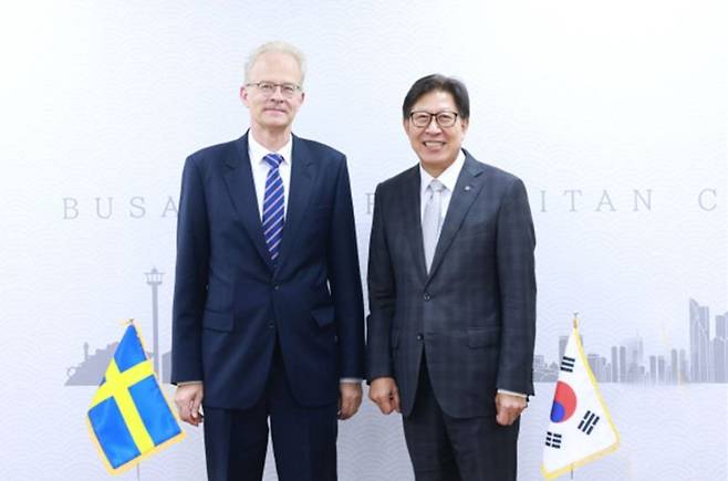 지난 19일 오후 칼 울르프 안데르손 주한스웨덴대사(왼쪽)가 부산시청을 찾아 국제의전실에서 박형준 부산시장과 함께 기념촬영하고 있다. 부산시 제공