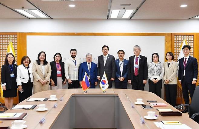 지난 19일 필리핀 한국경제위원회 무역사절단 일행이 부산시청을 찾아 국제의전실에서 박형준 부산시장(왼쪽 일곱 번째)과 함께 기념촬영하고 있다. 부산시 제공