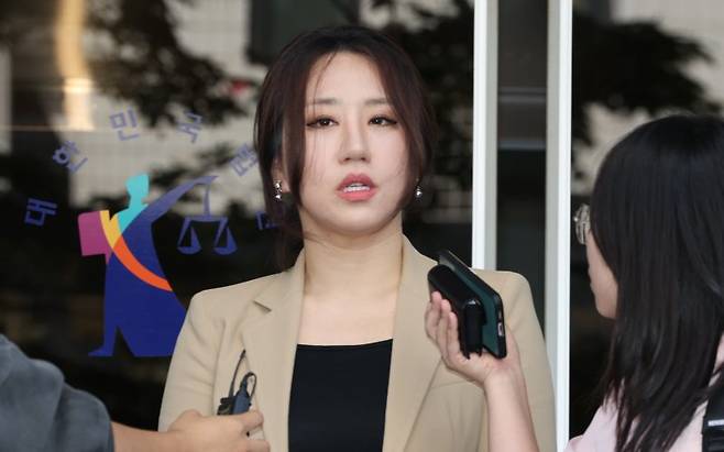 지난 10일 서울 양천구 서울남부지법에서 열린 입당원서 조작 혐의 관련 1심 선고 공판을 마친 뒤 조성은씨가 취재진 질문에 답하고 있다. 연합뉴스