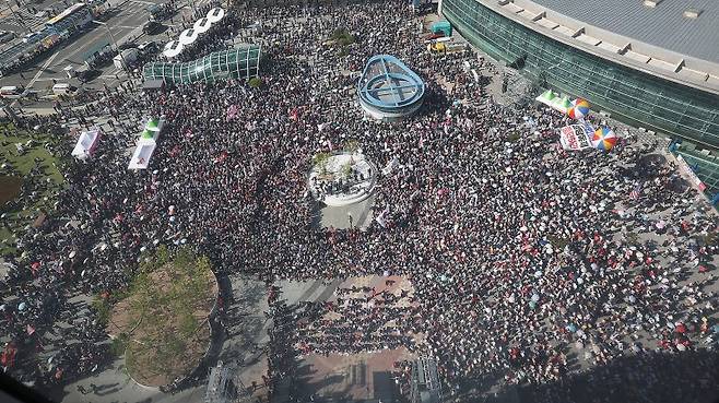 21일 오후 대구 동구 동대구역 광장에서 장동혁 국민의힘 대표를 비롯한 지도부가 참석한 가운데 야당탄압·독재정치 국민 규탄대회가 열리고 있다. 뉴스1
