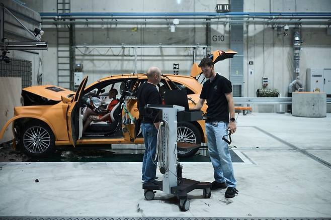 지난 10일(현지시간) 독일 진델핑겐에 위치한 메르세데스-벤츠 연구소에서 진행된 GLC 충돌 테스트 모습. 충돌 직후 연구원들이 분석을 위해 장비를 준비하고 있다. 메르세데스-벤츠 제공