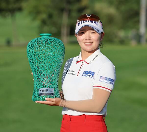 2025년 한국여자프로골프(KLPGA) 투어 하나금융그룹 챔피언십 우승을 차지한 이다연 프로가 우승 트로피를 들고 기념 촬영하는 모습이다. 사진제공=KLPGA&nbsp;(사진을 무단으로 사용하지 마십시오.)