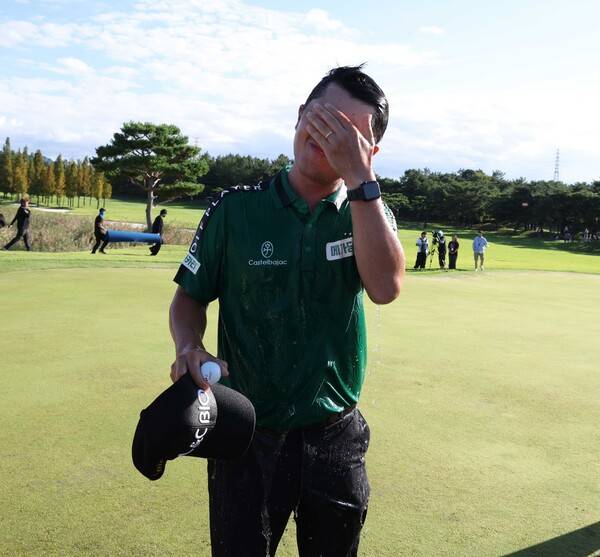 2025년 한국프로골프(KPGA) 투어 골프존 오픈 우승을 차지한 박성국 프로가 우승을 확정한 뒤 감격스러워 하는 모습이다. 사진제공=KPGA (사진을 무단으로 사용하지 마십시오.)