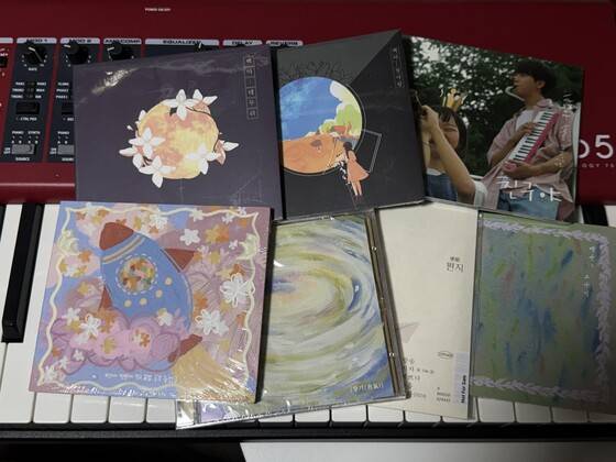 백아가 지금까지 발표한 앨범들이 건반 위에 놓여 있다. 백아 제공