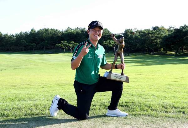 박성국이 21일 열린 한국프로골프(KPGA) 투어 골프존오픈 대회에서 우승한 뒤 활짝 웃고 있다. KPGA 제공