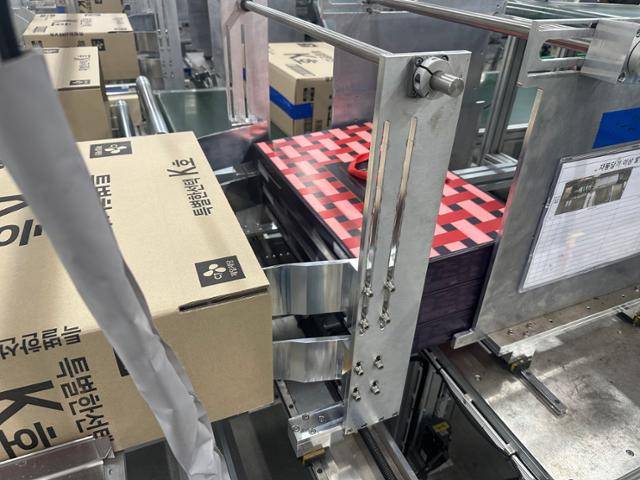 10일 충북 진천군에 위치한 CJ제일제당 선물 세트 조립 공장 모습. 자동화 기계가 선물 세트를 박스에 담고 있다. CJ제일제당 제공