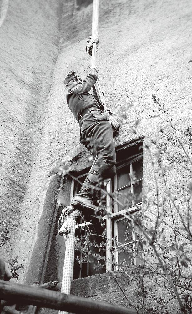 독일 병사가 1941년 콜디츠성의 창문에서 침대보 밧줄로 탈출을 시도하는 모습을 재현하고 있다. 열린책들 제공