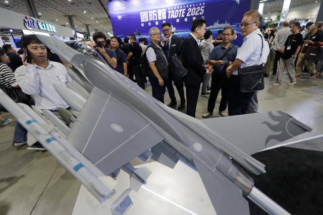 관람객들이 지난 18일 대만 타이베이 난강전시센터에서 열린 2025 대만항공우주 및 방위산업 전시회(TADTE)에서 전시 제품을 살펴보고 있다. 타이베이=AP 뉴시스