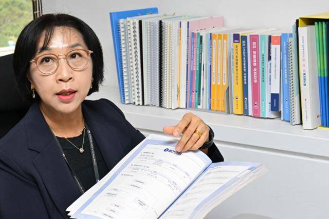 박상욱 의정부시 복지정책과 기초생활팀장이 지난 10일 경기도 의정부시청 사무실에서 업무에 활용하는 복지정책 매뉴얼에 대해 소개하고 있다. 강예진 기자