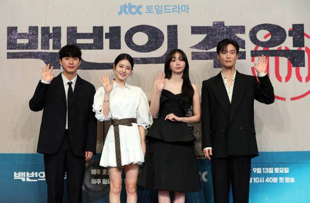 김상호(왼쪽부터) 감독, 배우 신예은, 김다미, 허남준이 11일 오후 서울 구로구 더링크 호텔에서 열린 '백번의 추억' 제작발표회에서 포즈를 취하고 있다. 뉴시스