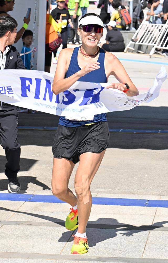 류승화씨가 21일 '제22회 철원DMZ국제평화마라톤대회' 여자부 풀코스 부문 1위로 결승선을 통과하고 있다. 철원=왕태석 선임기자