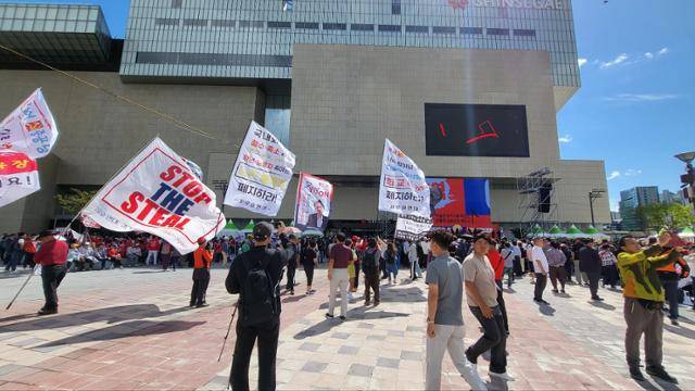 21일 대구 동구 동대구역 광장에서 열린 야당탄압·독재정치 국민 규탄대회에 부정선거를 뜻하는 '스톱 더 스틸' 깃발이 나부끼고 있다. 김현종 기자