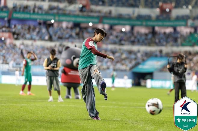 20일 대전월드컵경기장을 찾은 가수 임영웅이 시축하는 모습. 사진=프로축구연맹