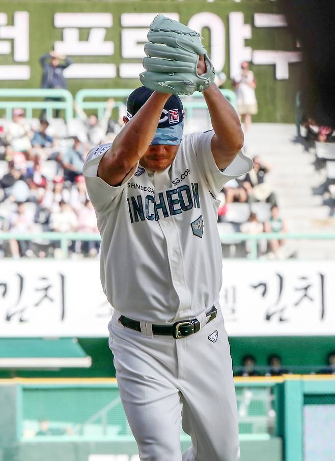 21일 인천 두산전 6회 위기 상황을 막아낸 노경은이 환호하고 있다. SSG 제공