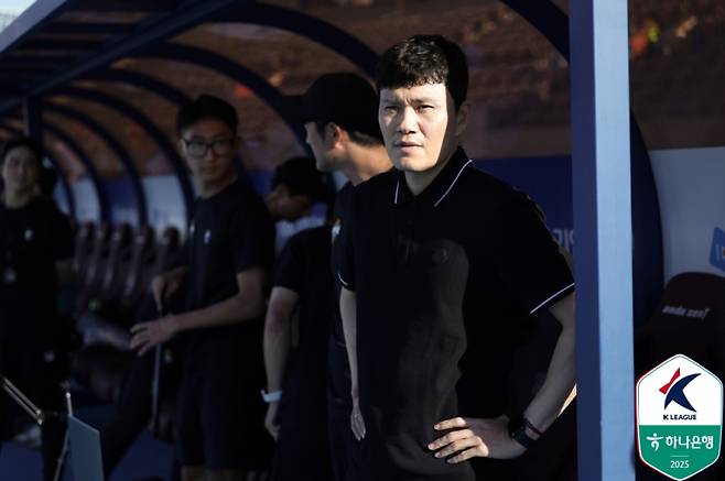 21일 수원종합운동장에서 열린 수원FC와 강원의 하나은행 K리그1 2025 30라운드. 정경호 강원 감독의 모습. 사진=프로축구연맹