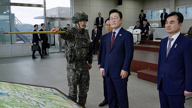 이재명 대통령이 12일 강원도 화천 7사단에서 군 관계자의 설명을 듣고 있다 2025.9.12 [대통령실 제공]
