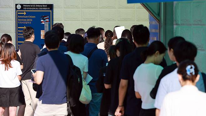 미국 비자 발급받으려는 시민들