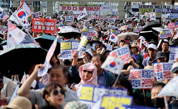 국민의힘 장동혁 대표와 송언석 원내대표 등 국민의힘 관계자들이 21일 대구 동구 동대구역 광장에서 열린 '야당탄압·독재정치 국민 규탄대회'에 참가해 여당 규탄 피켓을 들고 있다. [사진=연합뉴스]