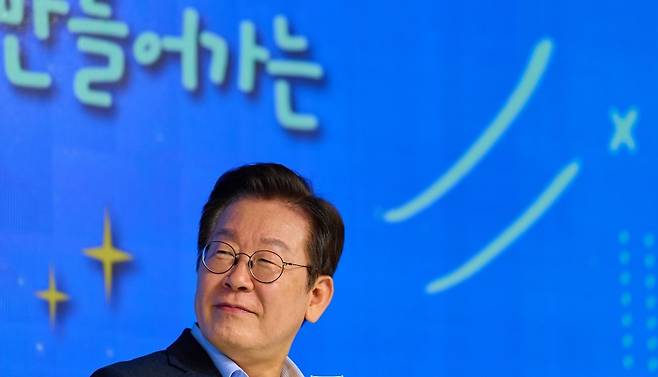 이재명 대통령이 지난 19일 서울 마포구 구름아래 소극장에서 열린 2030 청년 소통·공감 토크콘서트에서 참석자 발언을 듣고 있는 모습. (대통령실)
