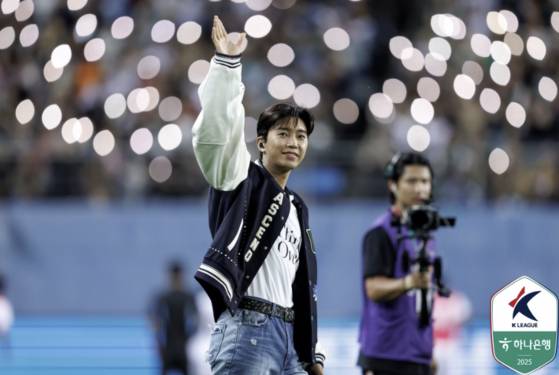 팬들에게 손을 들어 화답하는 임영웅(왼쪽). 사진 프로축구연맹