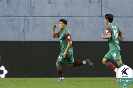 건행 세리머니 펼치는 주민규(왼쪽). 사진 프로축구연맹