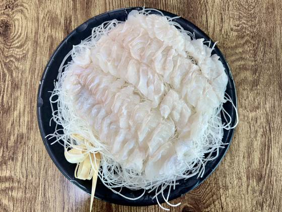 제주도의 식당 ‘진미명가’ 다금바리 코스 가운데 뱃살과 등살 중심의 회. [사진 박상현]