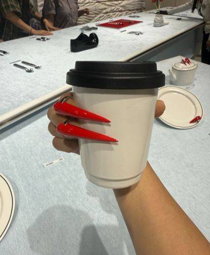 누플랏의 ‘네일’ 컬렉션 텀블러. 사진 이지영 기자