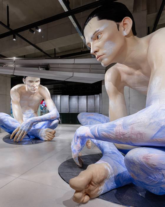 하우스 노웨어 서울 2층 젠틀몬스터 매장에 있는 파란 페인트가 칠해진 조각상. 사진 아이아이컴바인드