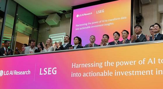LG AI연구원과 LSEG(런던증권거래소그룹)는 19일(현지시각) 영국 런던증권거래소에서 엑사원 비즈니스 인텔리전스 상용화 서비스를 알리는 행사를 진행했다. 사진 LG