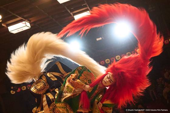 영화 속 '렌지시' 장면. 가부키에서 유명한 공연 중 하나로, 동물 사자를 연기한다. 아비 사자가 험난한 자연 세계를 스스로 헤쳐 나갈 수 있도록 새끼에게 시련을 주는 이야기다. 사진 부산국제영화제