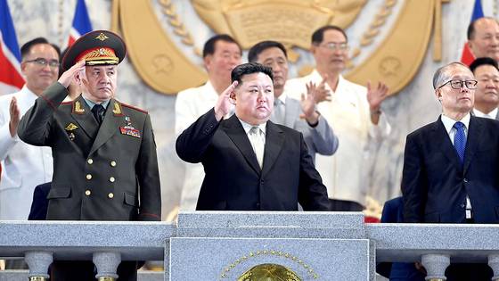 지난 2023년 7월27일 저녁 수도 평양에서 조국해방전쟁(한국전쟁) 승리 70돌(전승절) 열병식을 진행한 모습. 김정은 북한 국무위원장은 중국과 러시아 대표단과 함께 주석단에 자리했다. 뉴스1