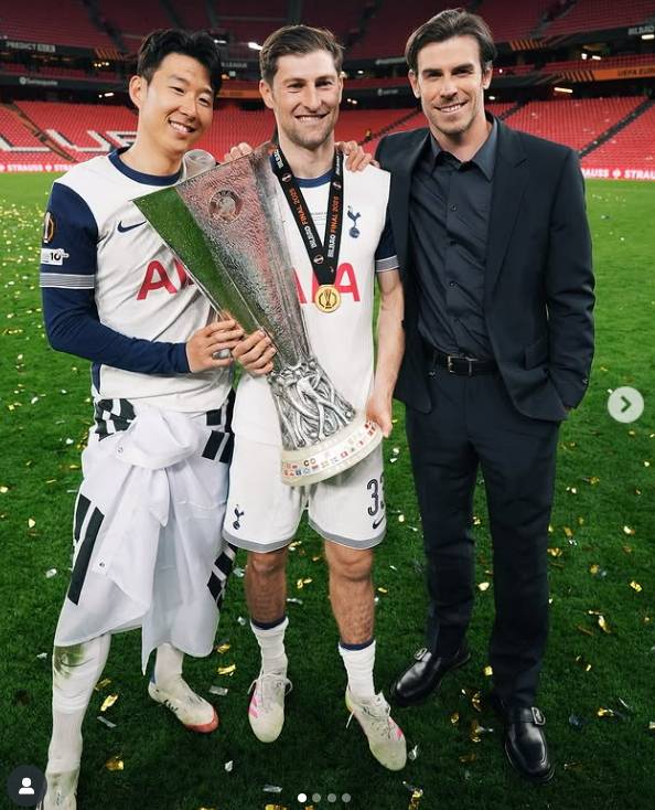 지난 5월 손흥민(왼쪽)이 토트넘에서 10년 만에 첫 우승 트로피를 들어 올릴 당시 베일(오른쪽)은 스페인 빌바오 현장에서 TV 해설을 했다.[사진 베일 인스타그램]