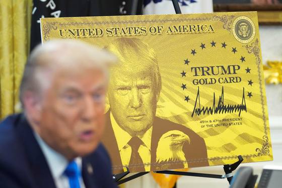도널드 트럼프 미국 대통령이 20일(현지시간) 워싱턴 백악관 집무실에서 ‘트럼프 골드 카드’ 표지판 옆에 앉아 발언하고 있다. EPA=연합뉴스