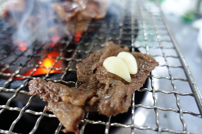 고기 한 점에 생마늘 두쪽. 화끈한 한국인의 입맛.