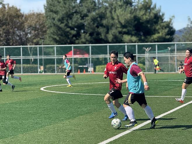 허윤수 이데일리 기자(파란색 조끼)가 상대와 주도권 싸움을 하고 있다. /한국기자협회