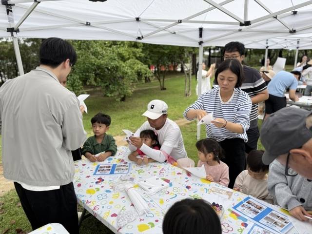 ▲ 춘천시가족센터(센터장 윤은희)는 20일 춘천 의암공원 푸른쉼터에서 춘천시민 300여 명이 참석한 가운데 제1회 춘천 세계문화축제를 개최했다.