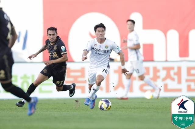 ▲ 강원FC 구본철이 21일 경기 수원종합운동장에서 열린 수원FC와 하나은행 K리그1 2025 30라운드 맞대결에서 드리블을 시도하고 있다. 한국프로축구연맹 제공