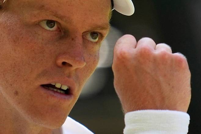 지난 7월 윔블던 대회 결승전에서 알카라스를 상대로 포인트를 따낸 신네르가 주먹을 불끈 쥐고 있다. REUTERS연합뉴스