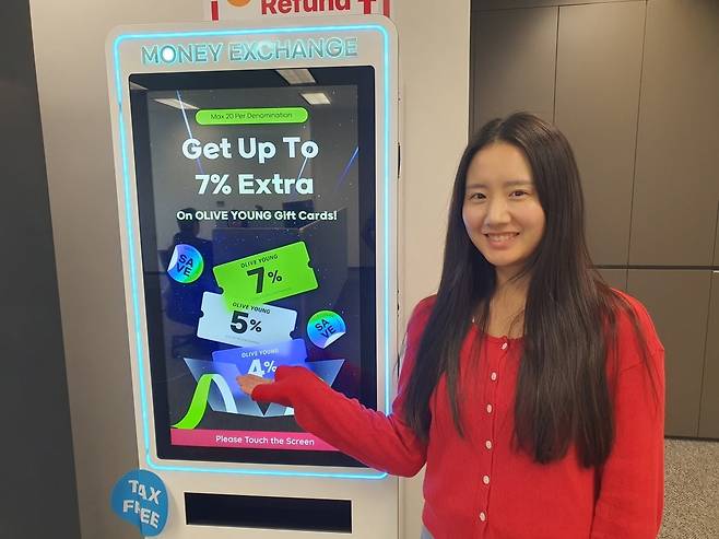 임소리 대리가 더즌이 개발한 무인 환전 키오스크를 소개하고 있다. 윤현주 기자