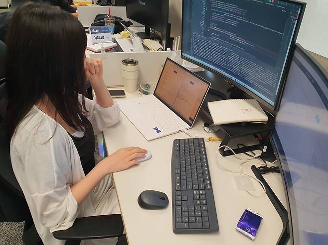 이혜림 사원이 신한은행 인증 관련 API(인터페이스)를 개발 중이다. 윤현주 기자