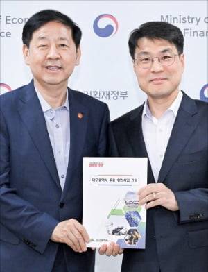 김정기 대구시장 권한대행이 지난달 14일 정부서울청사에서 구윤철 부총리 겸 기획재정부 장관과 만나 대구경북신공항 건설과 지역거점 인공지능 전환(AX) 혁신 기술개발 등 지역 핵심 현안에 대해 논의했다.  대구시 제공