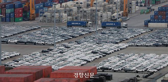 경기 평택항에 수출용 자동차들이 주차돼 있다. 권도현 기자